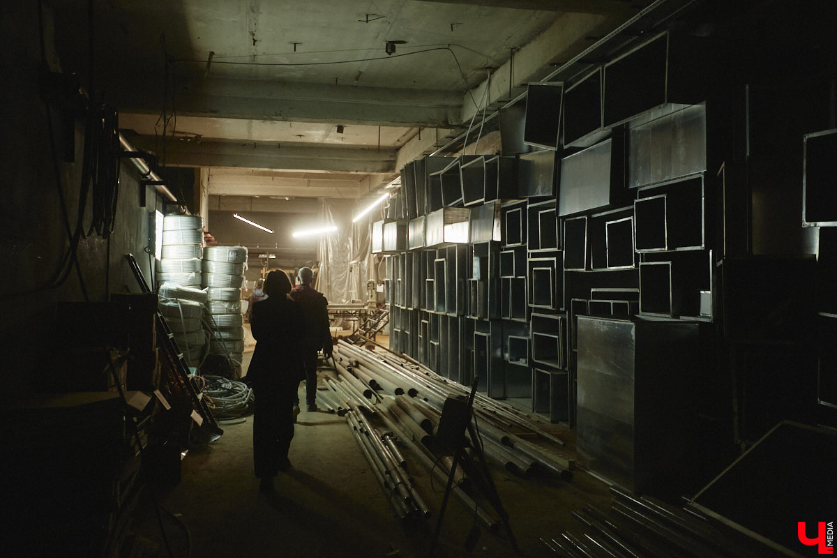 Театр — это обман, великая иллюзия. За то, чтобы заставить зрителя поверить в несуществующее, отвечают бутафоры-декораторы, мастера пошивочного цеха, работники столярной и слесарной мастерских. Они, к слову, продолжают работать в здании, в котором все еще идет масштабный ремонт. Заглянем в гости к создателям мистификаций?