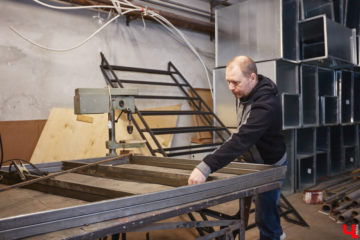 Театр — это обман, великая иллюзия. За то, чтобы заставить зрителя поверить в несуществующее, отвечают бутафоры-декораторы, мастера пошивочного цеха, работники столярной и слесарной мастерских. Они, к слову, продолжают работать в здании, в котором все еще идет масштабный ремонт. Заглянем в гости к создателям мистификаций?