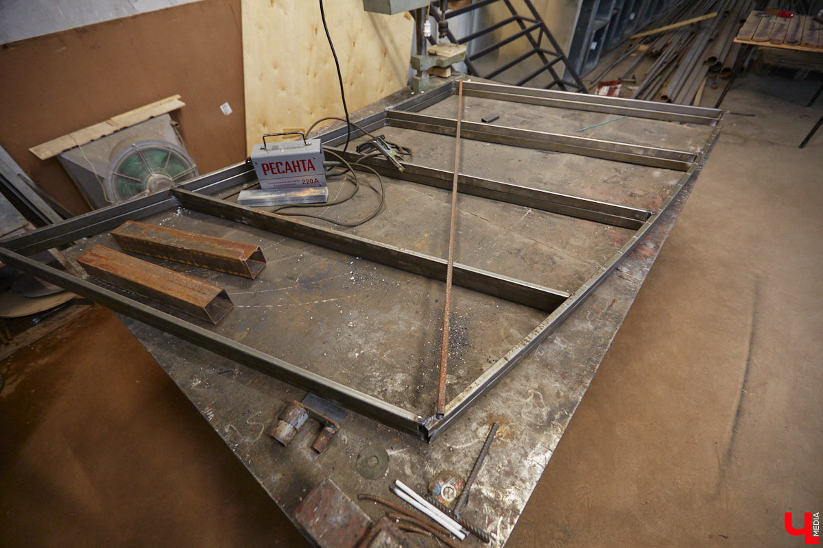 Театр — это обман, великая иллюзия. За то, чтобы заставить зрителя поверить в несуществующее, отвечают бутафоры-декораторы, мастера пошивочного цеха, работники столярной и слесарной мастерских. Они, к слову, продолжают работать в здании, в котором все еще идет масштабный ремонт. Заглянем в гости к создателям мистификаций?