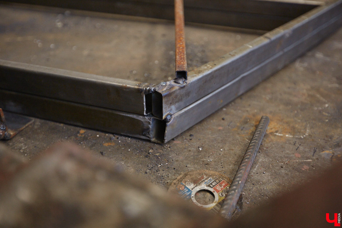 Театр — это обман, великая иллюзия. За то, чтобы заставить зрителя поверить в несуществующее, отвечают бутафоры-декораторы, мастера пошивочного цеха, работники столярной и слесарной мастерских. Они, к слову, продолжают работать в здании, в котором все еще идет масштабный ремонт. Заглянем в гости к создателям мистификаций?