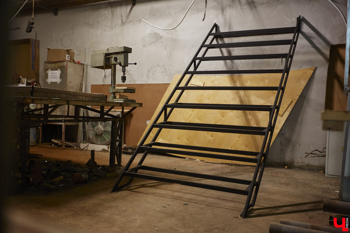 Театр — это обман, великая иллюзия. За то, чтобы заставить зрителя поверить в несуществующее, отвечают бутафоры-декораторы, мастера пошивочного цеха, работники столярной и слесарной мастерских. Они, к слову, продолжают работать в здании, в котором все еще идет масштабный ремонт. Заглянем в гости к создателям мистификаций?