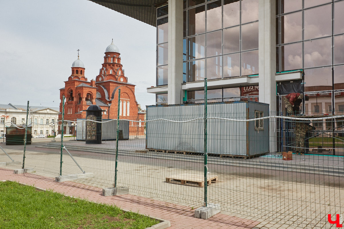 Театр — это обман, великая иллюзия. За то, чтобы заставить зрителя поверить в несуществующее, отвечают бутафоры-декораторы, мастера пошивочного цеха, работники столярной и слесарной мастерских. Они, к слову, продолжают работать в здании, в котором все еще идет масштабный ремонт. Заглянем в гости к создателям мистификаций?