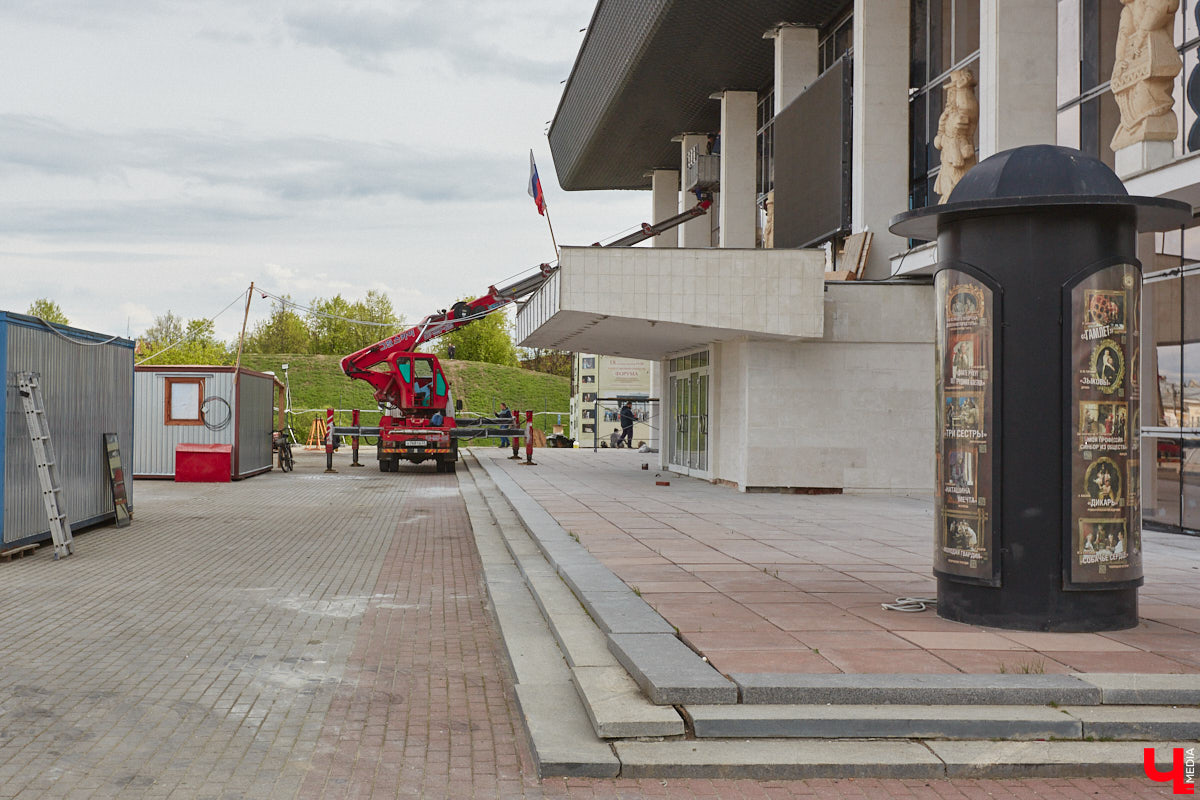 Театр — это обман, великая иллюзия. За то, чтобы заставить зрителя поверить в несуществующее, отвечают бутафоры-декораторы, мастера пошивочного цеха, работники столярной и слесарной мастерских. Они, к слову, продолжают работать в здании, в котором все еще идет масштабный ремонт. Заглянем в гости к создателям мистификаций?