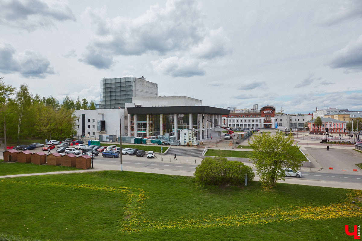 Театр — это обман, великая иллюзия. За то, чтобы заставить зрителя поверить в несуществующее, отвечают бутафоры-декораторы, мастера пошивочного цеха, работники столярной и слесарной мастерских. Они, к слову, продолжают работать в здании, в котором все еще идет масштабный ремонт. Заглянем в гости к создателям мистификаций?