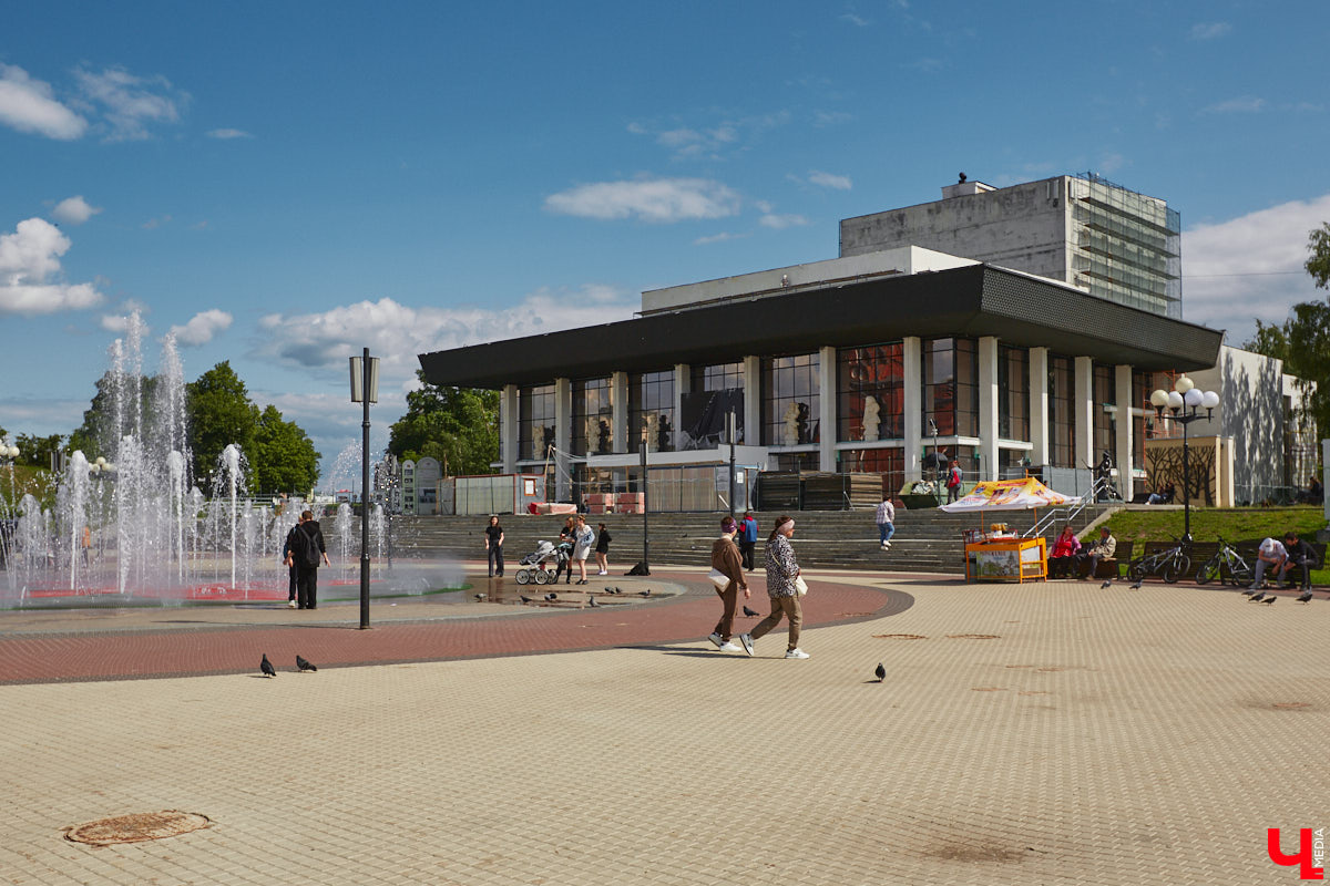 Театр — это обман, великая иллюзия. За то, чтобы заставить зрителя поверить в несуществующее, отвечают бутафоры-декораторы, мастера пошивочного цеха, работники столярной и слесарной мастерских. Они, к слову, продолжают работать в здании, в котором все еще идет масштабный ремонт. Заглянем в гости к создателям мистификаций?