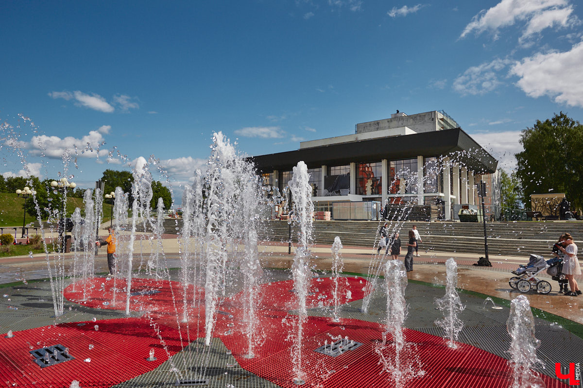 Театр — это обман, великая иллюзия. За то, чтобы заставить зрителя поверить в несуществующее, отвечают бутафоры-декораторы, мастера пошивочного цеха, работники столярной и слесарной мастерских. Они, к слову, продолжают работать в здании, в котором все еще идет масштабный ремонт. Заглянем в гости к создателям мистификаций?