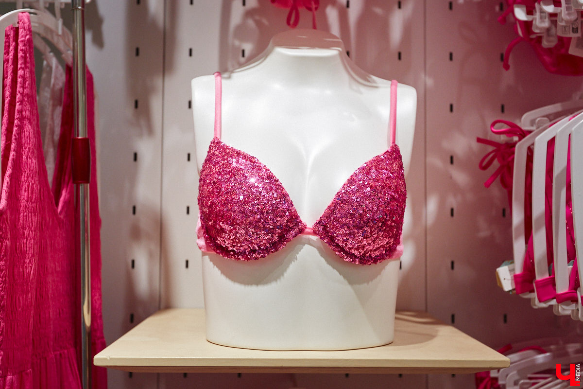 Кислотный или однотонный, со шнуровкой, а может, диско-вариант с пайетками? В секциях с купальниками легко затеряться. Выход из этого лабиринта красок и фактур «Ключ-Медиа» решил отыскать вместе с владимирским стилистом Мариной Хомой. Мы прошлись с ней по магазинам, чтобы найти самые трендовые комплекты лета 2023 года. Какова же сейчас пляжная мода? Отвечаем в статье!