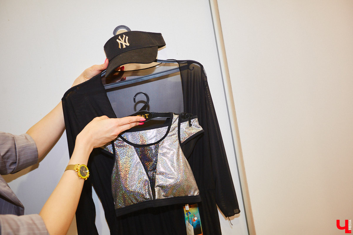 Кислотный или однотонный, со шнуровкой, а может, диско-вариант с пайетками? В секциях с купальниками легко затеряться. Выход из этого лабиринта красок и фактур «Ключ-Медиа» решил отыскать вместе с владимирским стилистом Мариной Хомой. Мы прошлись с ней по магазинам, чтобы найти самые трендовые комплекты лета 2023 года. Какова же сейчас пляжная мода? Отвечаем в статье!