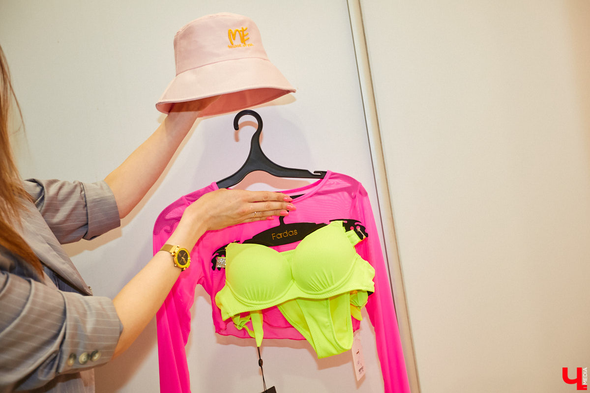 Кислотный или однотонный, со шнуровкой, а может, диско-вариант с пайетками? В секциях с купальниками легко затеряться. Выход из этого лабиринта красок и фактур «Ключ-Медиа» решил отыскать вместе с владимирским стилистом Мариной Хомой. Мы прошлись с ней по магазинам, чтобы найти самые трендовые комплекты лета 2023 года. Какова же сейчас пляжная мода? Отвечаем в статье!