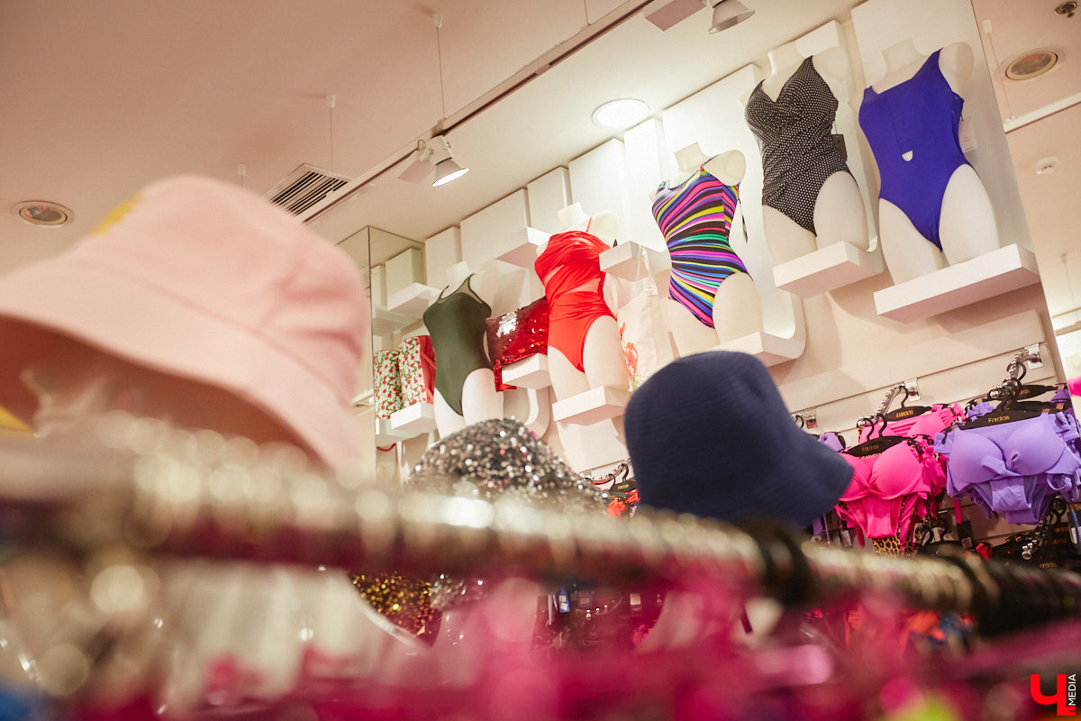 Кислотный или однотонный, со шнуровкой, а может, диско-вариант с пайетками? В секциях с купальниками легко затеряться. Выход из этого лабиринта красок и фактур «Ключ-Медиа» решил отыскать вместе с владимирским стилистом Мариной Хомой. Мы прошлись с ней по магазинам, чтобы найти самые трендовые комплекты лета 2023 года. Какова же сейчас пляжная мода? Отвечаем в статье!