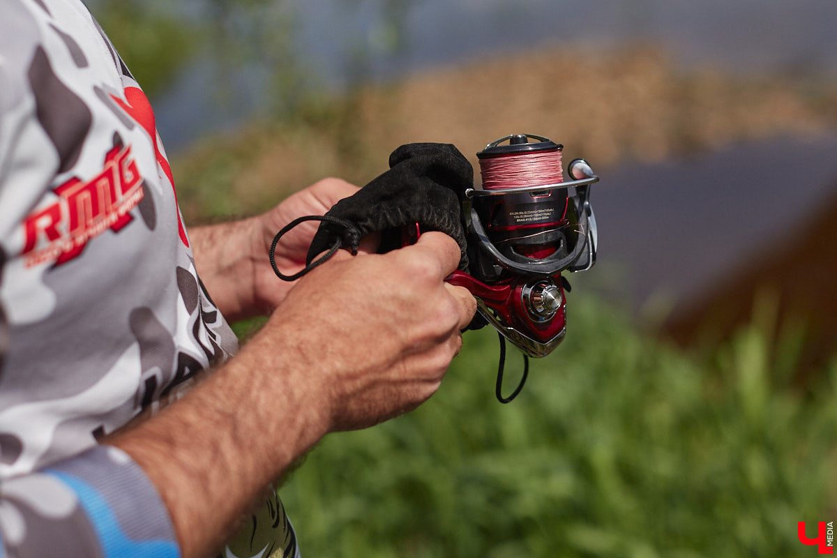 А почему бы нам не устроить экспресс-рыбалку, но что можно поймать всего за пару часов недалеко от центра города? Отвечаем на этот вопрос вместе с владимирским блогером Иваном Абашиным, который ведет свой канал о рыбалке. Берем спиннинг и отправляемся с ним на Клязьму, прямо под мост.
