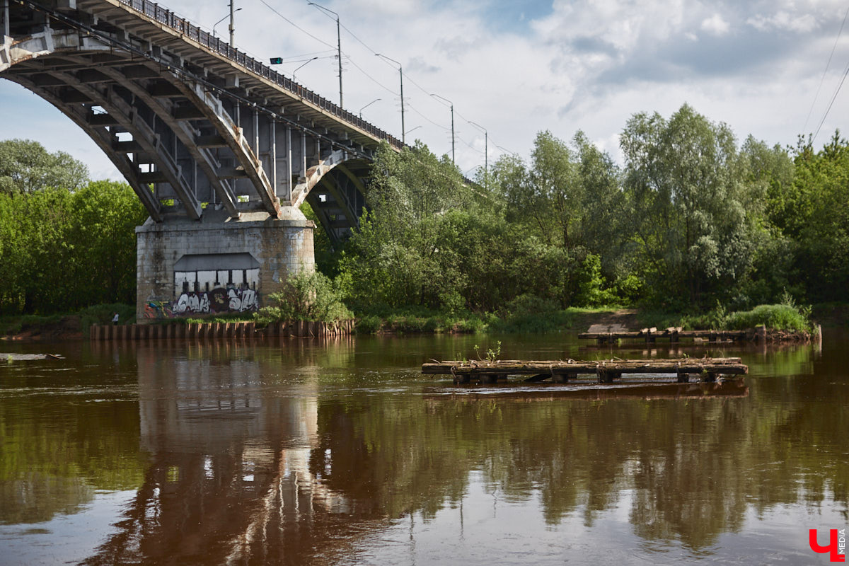 А почему бы нам не устроить экспресс-рыбалку, но что можно поймать всего за пару часов недалеко от центра города? Отвечаем на этот вопрос вместе с владимирским блогером Иваном Абашиным, который ведет свой канал о рыбалке. Берем спиннинг и отправляемся с ним на Клязьму, прямо под мост.