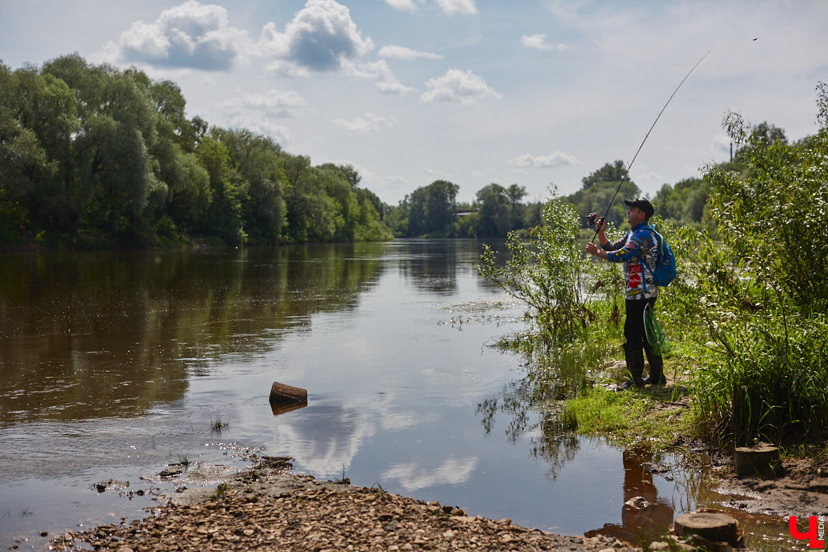 А почему бы нам не устроить экспресс-рыбалку, но что можно поймать всего за пару часов недалеко от центра города? Отвечаем на этот вопрос вместе с владимирским блогером Иваном Абашиным, который ведет свой канал о рыбалке. Берем спиннинг и отправляемся с ним на Клязьму, прямо под мост.