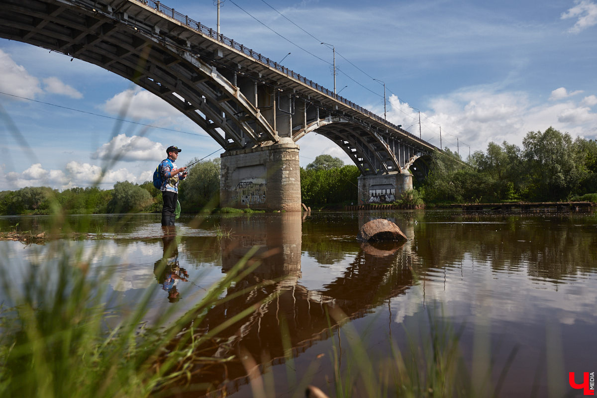 А почему бы нам не устроить экспресс-рыбалку, но что можно поймать всего за пару часов недалеко от центра города? Отвечаем на этот вопрос вместе с владимирским блогером Иваном Абашиным, который ведет свой канал о рыбалке. Берем спиннинг и отправляемся с ним на Клязьму, прямо под мост.
