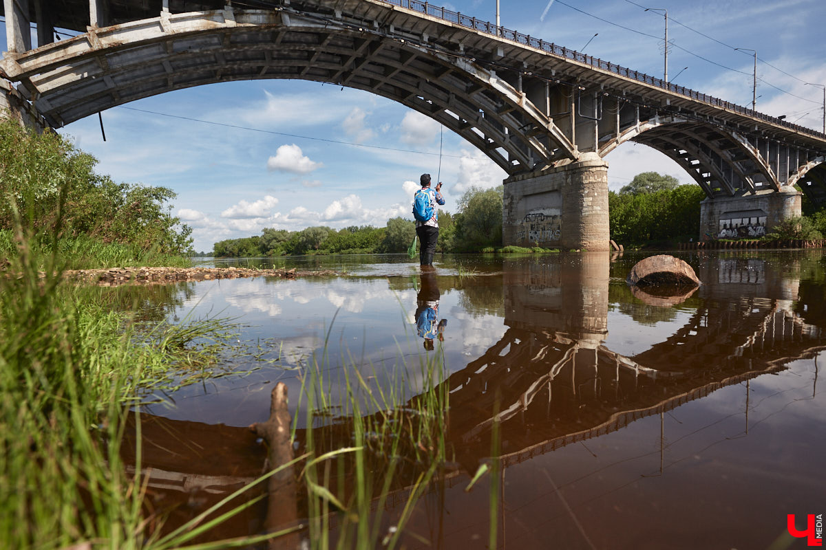 А почему бы нам не устроить экспресс-рыбалку, но что можно поймать всего за пару часов недалеко от центра города? Отвечаем на этот вопрос вместе с владимирским блогером Иваном Абашиным, который ведет свой канал о рыбалке. Берем спиннинг и отправляемся с ним на Клязьму, прямо под мост.