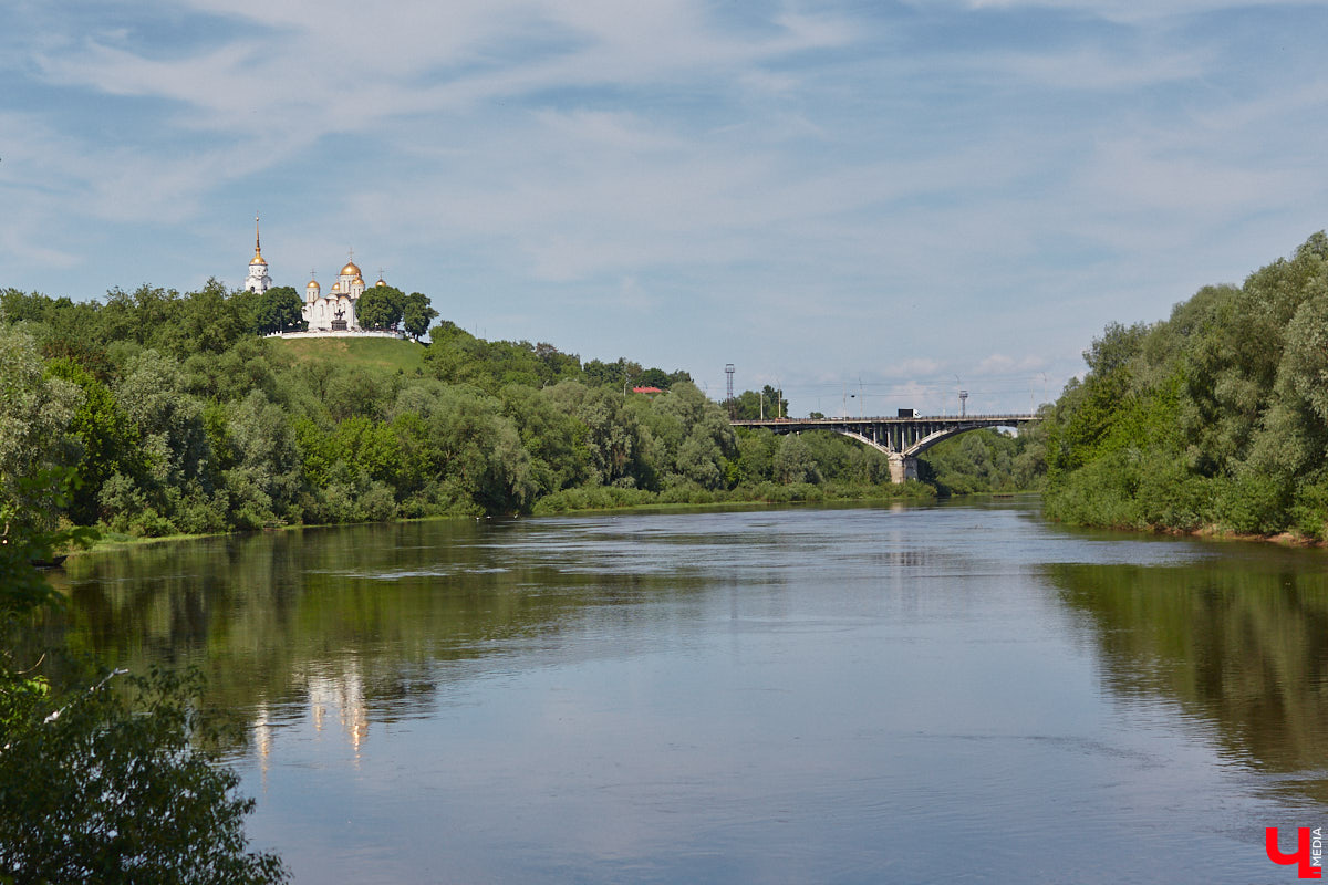 А почему бы нам не устроить экспресс-рыбалку, но что можно поймать всего за пару часов недалеко от центра города? Отвечаем на этот вопрос вместе с владимирским блогером Иваном Абашиным, который ведет свой канал о рыбалке. Берем спиннинг и отправляемся с ним на Клязьму, прямо под мост.