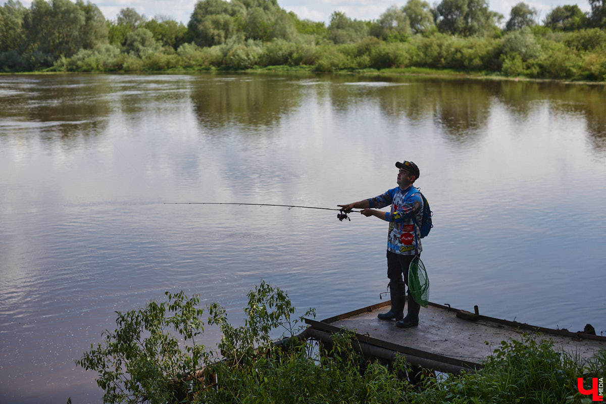 А почему бы нам не устроить экспресс-рыбалку, но что можно поймать всего за пару часов недалеко от центра города? Отвечаем на этот вопрос вместе с владимирским блогером Иваном Абашиным, который ведет свой канал о рыбалке. Берем спиннинг и отправляемся с ним на Клязьму, прямо под мост.