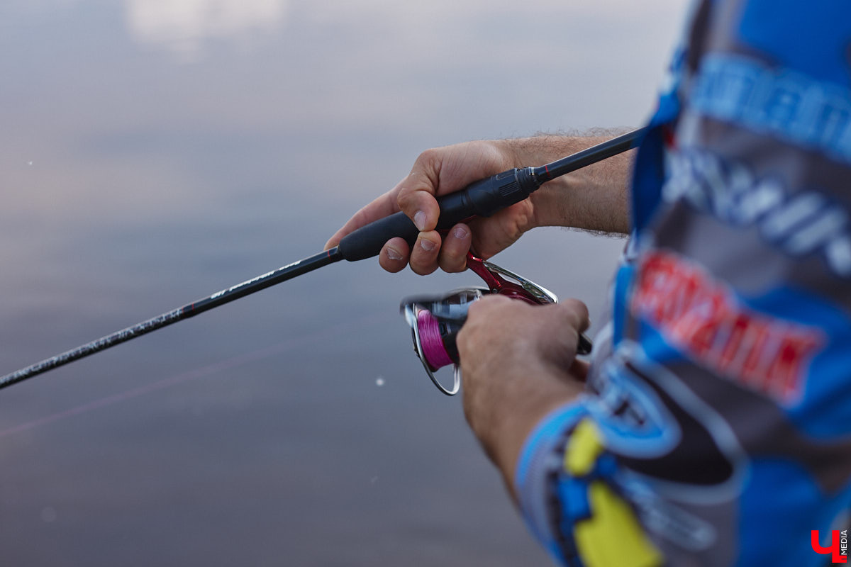 А почему бы нам не устроить экспресс-рыбалку, но что можно поймать всего за пару часов недалеко от центра города? Отвечаем на этот вопрос вместе с владимирским блогером Иваном Абашиным, который ведет свой канал о рыбалке. Берем спиннинг и отправляемся с ним на Клязьму, прямо под мост.