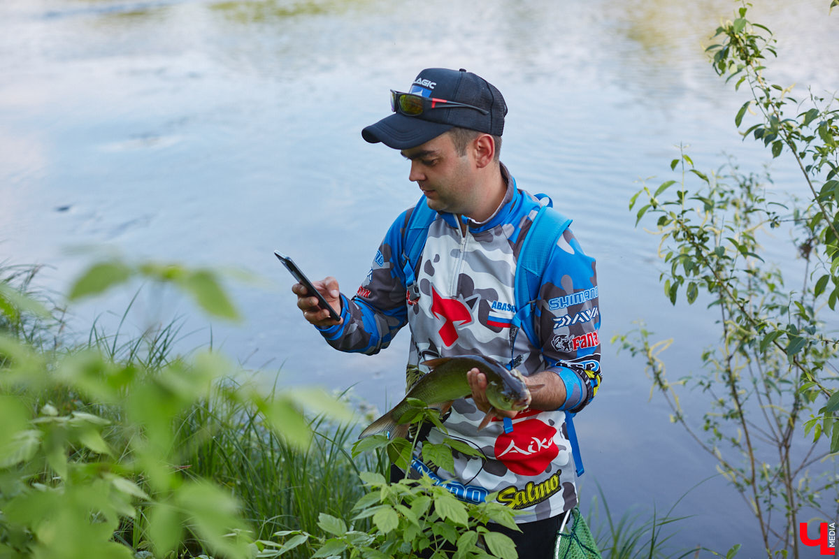 А почему бы нам не устроить экспресс-рыбалку, но что можно поймать всего за пару часов недалеко от центра города? Отвечаем на этот вопрос вместе с владимирским блогером Иваном Абашиным, который ведет свой канал о рыбалке. Берем спиннинг и отправляемся с ним на Клязьму, прямо под мост.