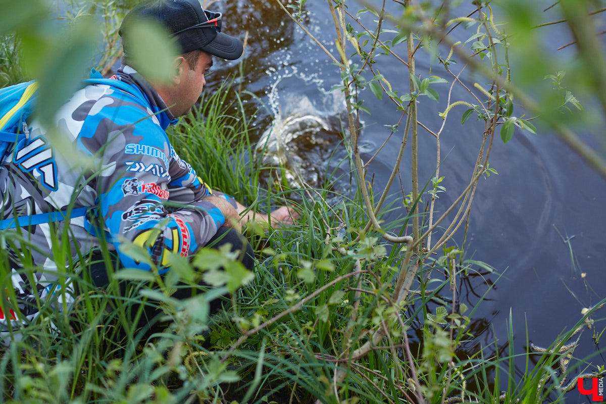 А почему бы нам не устроить экспресс-рыбалку, но что можно поймать всего за пару часов недалеко от центра города? Отвечаем на этот вопрос вместе с владимирским блогером Иваном Абашиным, который ведет свой канал о рыбалке. Берем спиннинг и отправляемся с ним на Клязьму, прямо под мост.