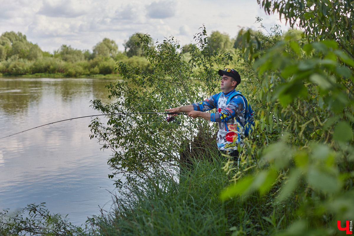 А почему бы нам не устроить экспресс-рыбалку, но что можно поймать всего за пару часов недалеко от центра города? Отвечаем на этот вопрос вместе с владимирским блогером Иваном Абашиным, который ведет свой канал о рыбалке. Берем спиннинг и отправляемся с ним на Клязьму, прямо под мост.