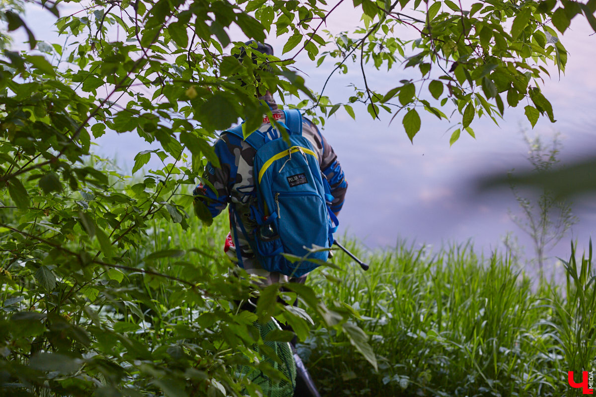 А почему бы нам не устроить экспресс-рыбалку, но что можно поймать всего за пару часов недалеко от центра города? Отвечаем на этот вопрос вместе с владимирским блогером Иваном Абашиным, который ведет свой канал о рыбалке. Берем спиннинг и отправляемся с ним на Клязьму, прямо под мост.