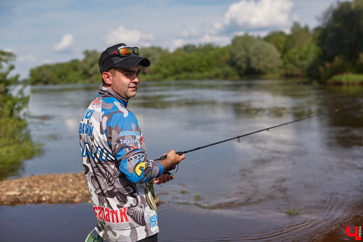 А почему бы нам не устроить экспресс-рыбалку, но что можно поймать всего за пару часов недалеко от центра города? Отвечаем на этот вопрос вместе с владимирским блогером Иваном Абашиным, который ведет свой канал о рыбалке. Берем спиннинг и отправляемся с ним на Клязьму, прямо под мост.