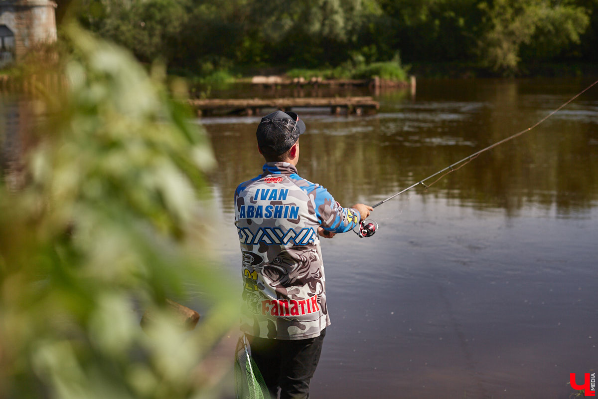 А почему бы нам не устроить экспресс-рыбалку, но что можно поймать всего за пару часов недалеко от центра города? Отвечаем на этот вопрос вместе с владимирским блогером Иваном Абашиным, который ведет свой канал о рыбалке. Берем спиннинг и отправляемся с ним на Клязьму, прямо под мост.