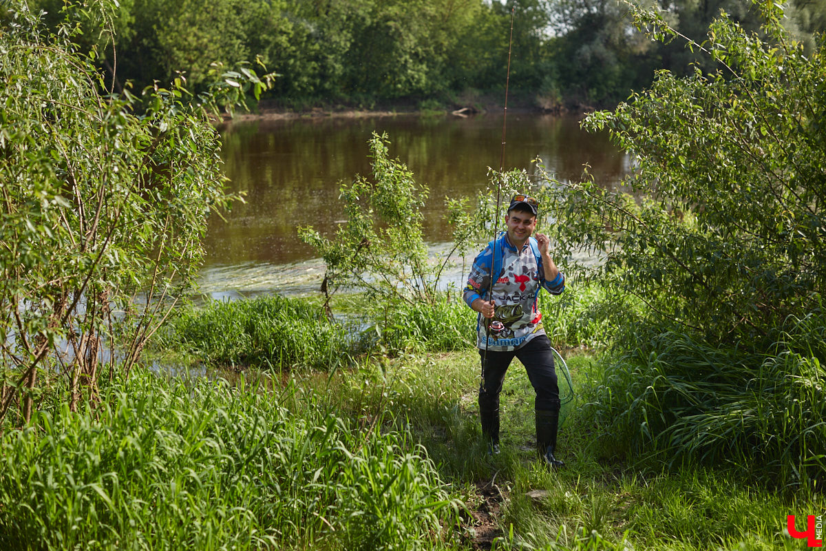 А почему бы нам не устроить экспресс-рыбалку, но что можно поймать всего за пару часов недалеко от центра города? Отвечаем на этот вопрос вместе с владимирским блогером Иваном Абашиным, который ведет свой канал о рыбалке. Берем спиннинг и отправляемся с ним на Клязьму, прямо под мост.