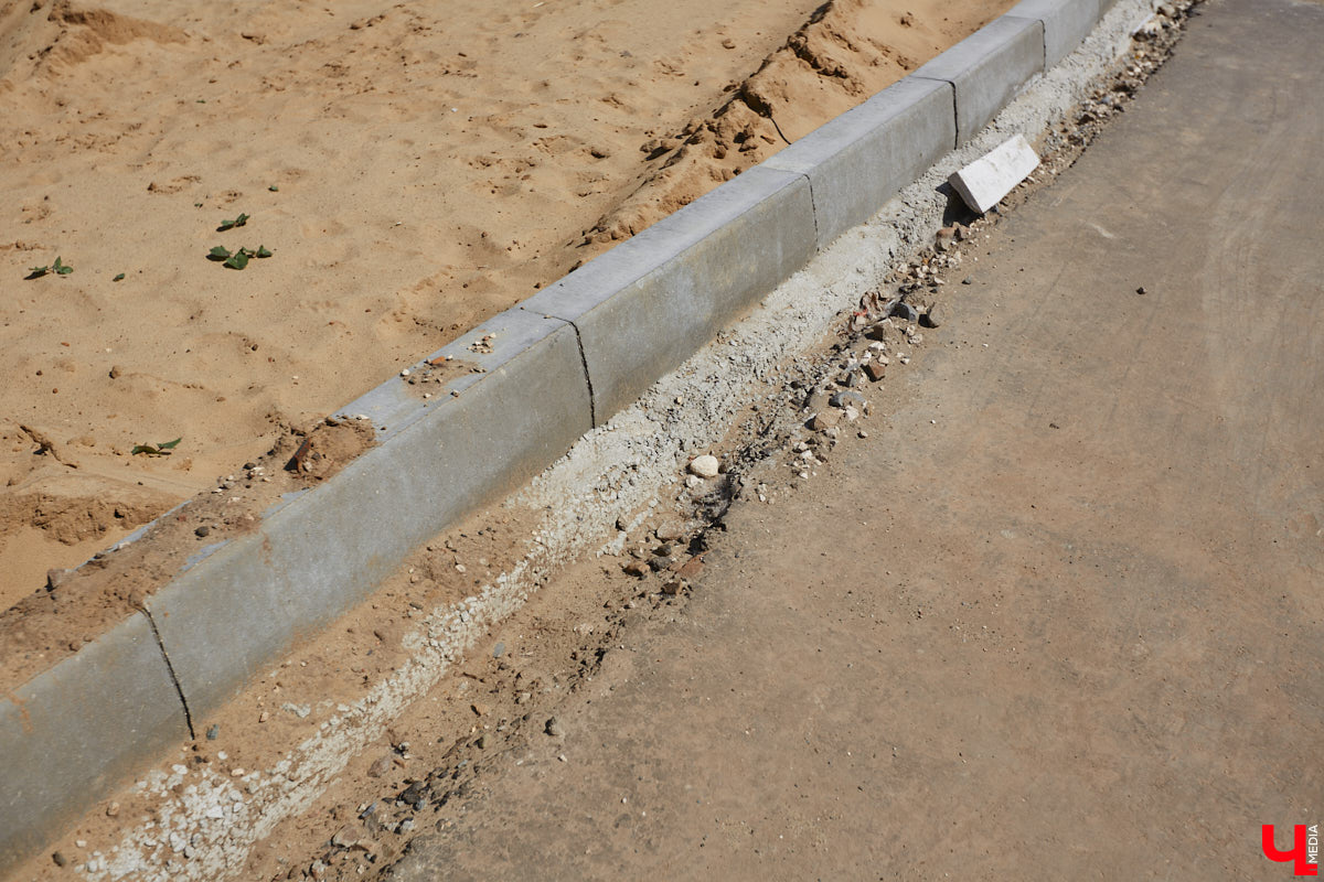 Рпенский проезд — самый масштабный дорожный проект в городе — постепенно обретает законченные черты. На некоторых участках уже уложен асфальт, но дел еще много. Все еще не удается договориться с хозяевами последнего дома, который мешает большой стройке и буквально разделяет магистраль на две части.