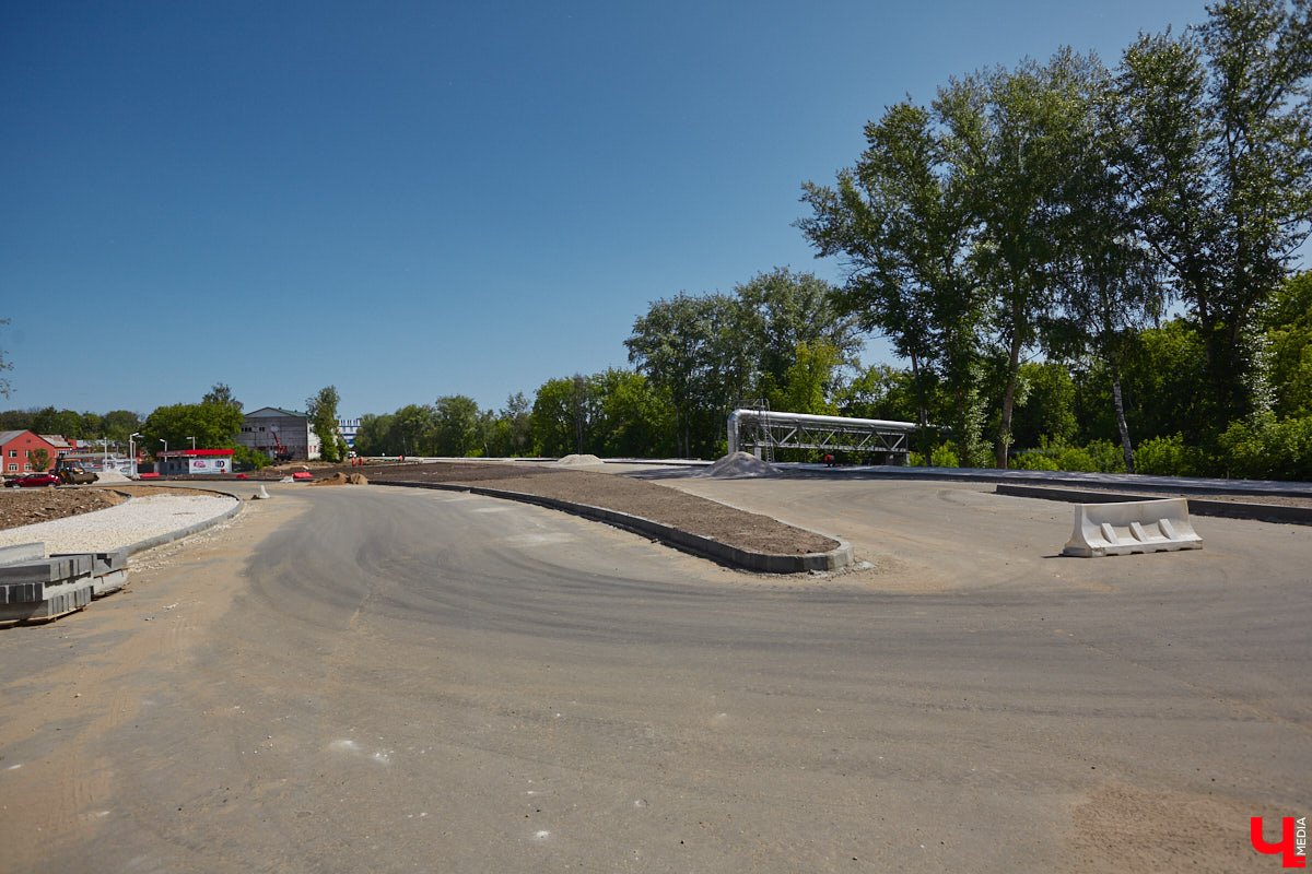Рпенский проезд — самый масштабный дорожный проект в городе — постепенно обретает законченные черты. На некоторых участках уже уложен асфальт, но дел еще много. Все еще не удается договориться с хозяевами последнего дома, который мешает большой стройке и буквально разделяет магистраль на две части.