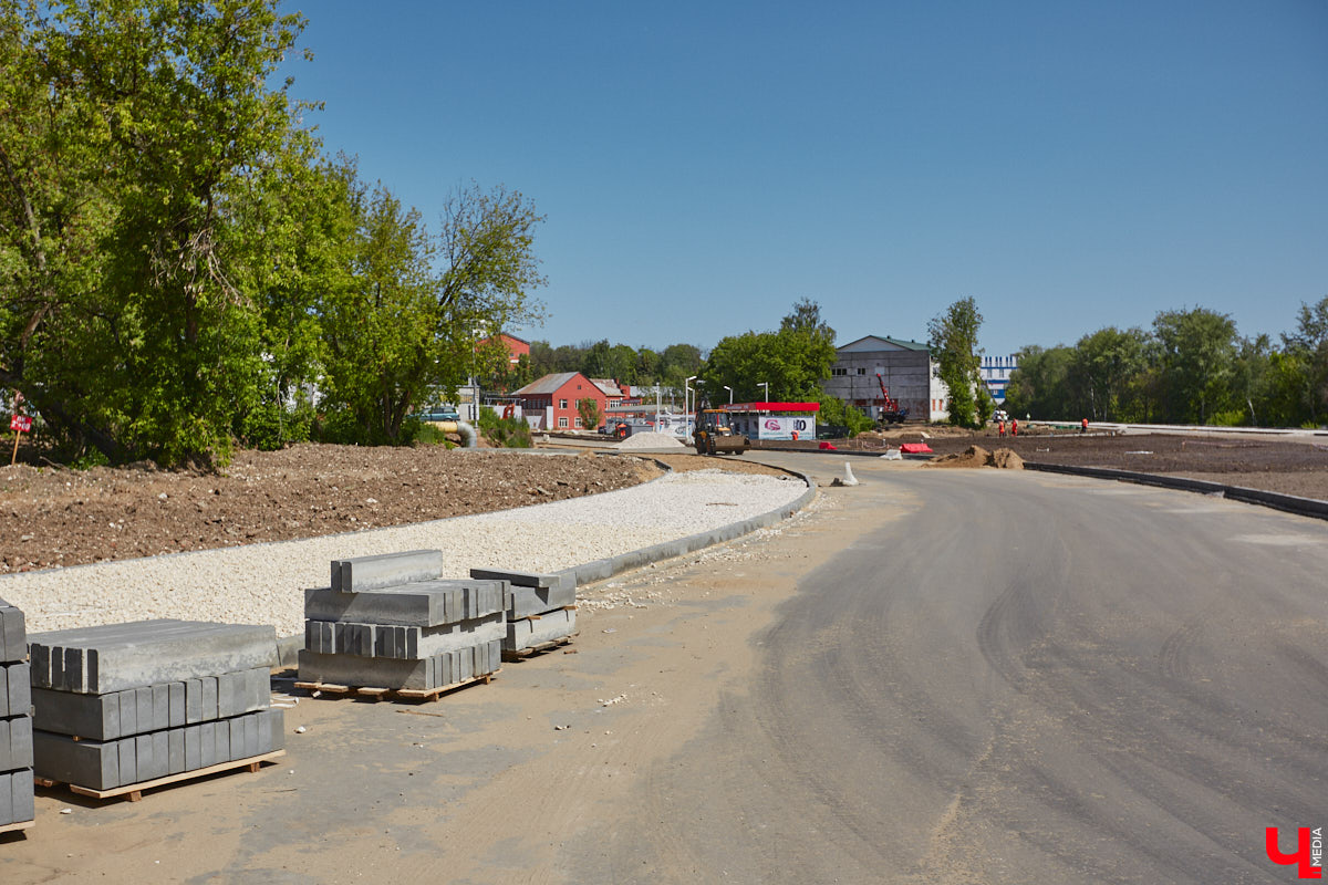 Рпенский проезд — самый масштабный дорожный проект в городе — постепенно обретает законченные черты. На некоторых участках уже уложен асфальт, но дел еще много. Все еще не удается договориться с хозяевами последнего дома, который мешает большой стройке и буквально разделяет магистраль на две части.