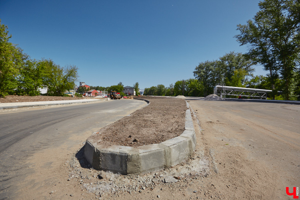 Рпенский проезд — самый масштабный дорожный проект в городе — постепенно обретает законченные черты. На некоторых участках уже уложен асфальт, но дел еще много. Все еще не удается договориться с хозяевами последнего дома, который мешает большой стройке и буквально разделяет магистраль на две части.