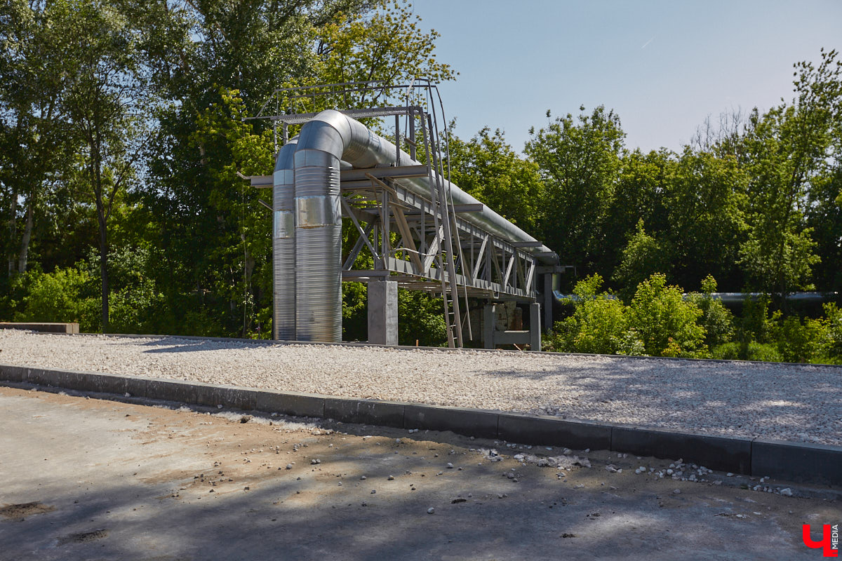 Рпенский проезд — самый масштабный дорожный проект в городе — постепенно обретает законченные черты. На некоторых участках уже уложен асфальт, но дел еще много. Все еще не удается договориться с хозяевами последнего дома, который мешает большой стройке и буквально разделяет магистраль на две части.