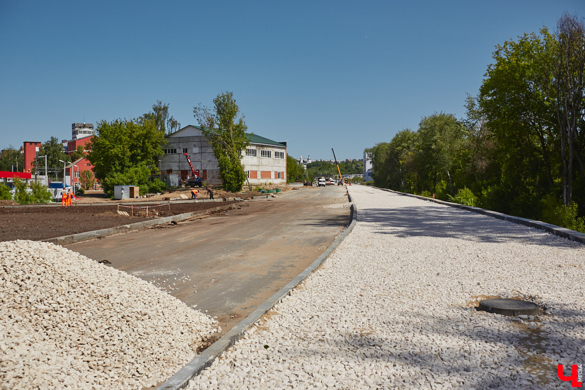 Рпенский проезд — самый масштабный дорожный проект в городе — постепенно обретает законченные черты. На некоторых участках уже уложен асфальт, но дел еще много. Все еще не удается договориться с хозяевами последнего дома, который мешает большой стройке и буквально разделяет магистраль на две части.