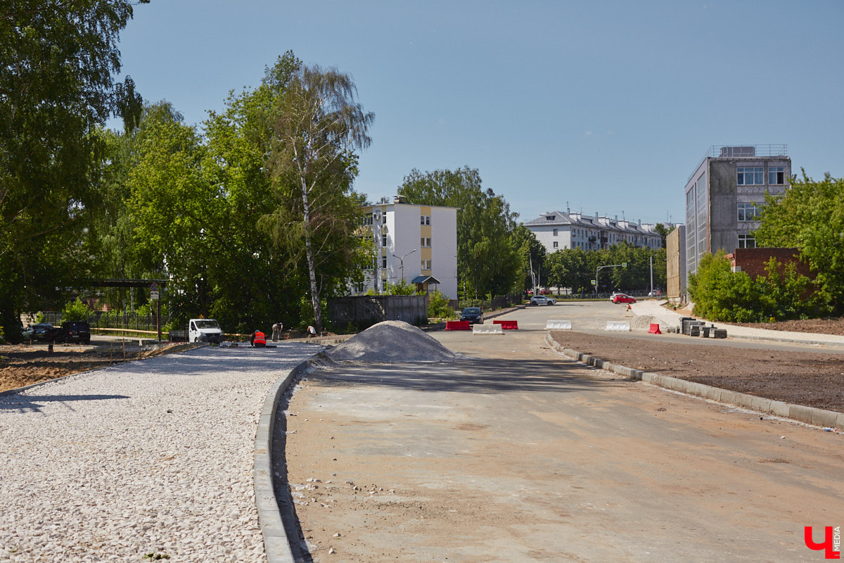 Рпенский проезд — самый масштабный дорожный проект в городе — постепенно обретает законченные черты. На некоторых участках уже уложен асфальт, но дел еще много. Все еще не удается договориться с хозяевами последнего дома, который мешает большой стройке и буквально разделяет магистраль на две части.