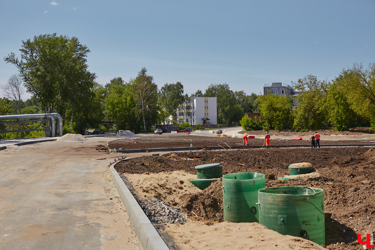Рпенский проезд — самый масштабный дорожный проект в городе — постепенно обретает законченные черты. На некоторых участках уже уложен асфальт, но дел еще много. Все еще не удается договориться с хозяевами последнего дома, который мешает большой стройке и буквально разделяет магистраль на две части.