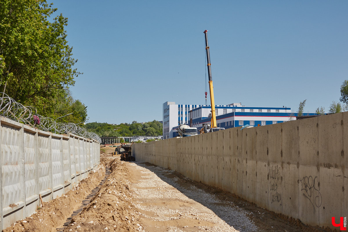 Рпенский проезд — самый масштабный дорожный проект в городе — постепенно обретает законченные черты. На некоторых участках уже уложен асфальт, но дел еще много. Все еще не удается договориться с хозяевами последнего дома, который мешает большой стройке и буквально разделяет магистраль на две части.