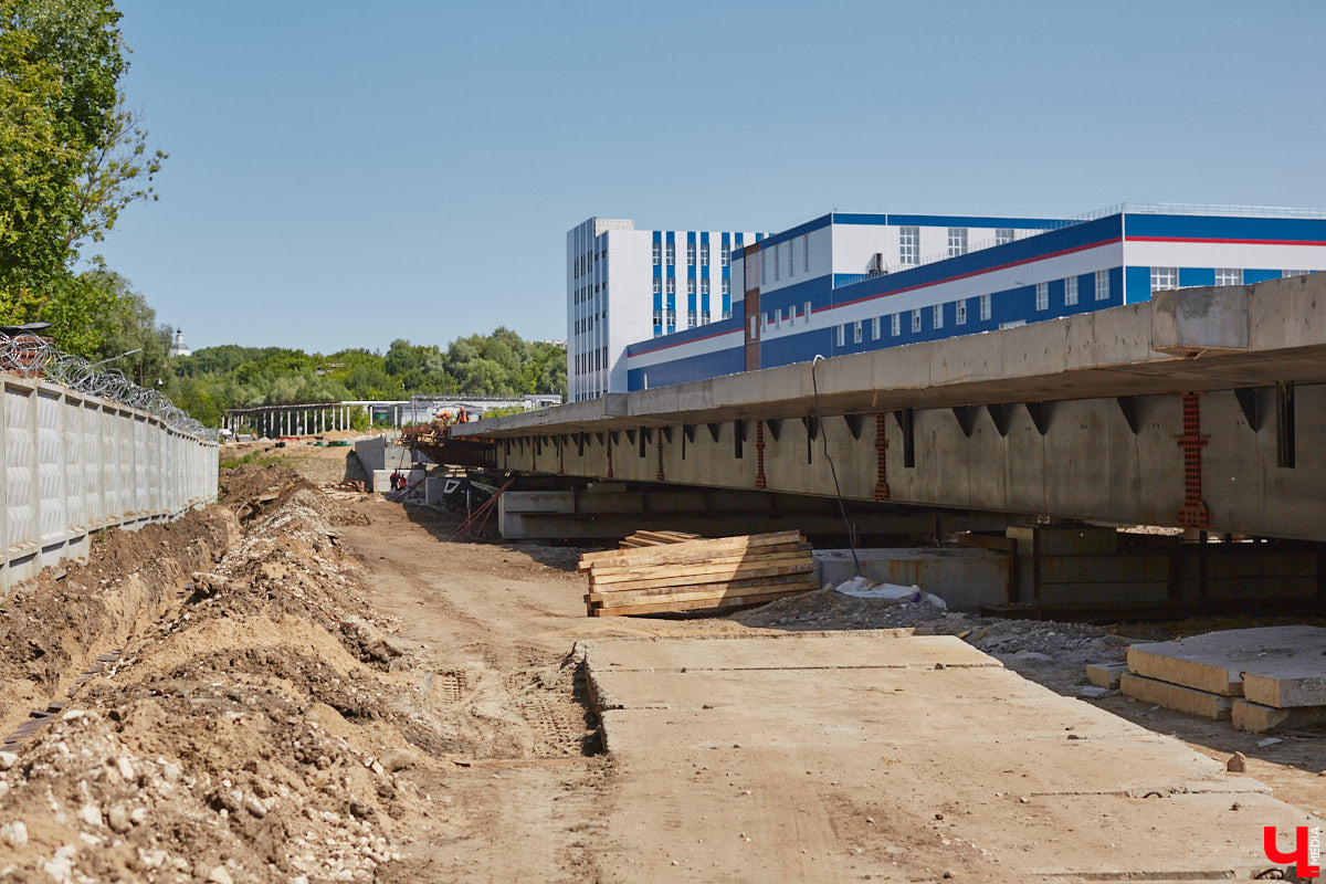 Рпенский проезд — самый масштабный дорожный проект в городе — постепенно обретает законченные черты. На некоторых участках уже уложен асфальт, но дел еще много. Все еще не удается договориться с хозяевами последнего дома, который мешает большой стройке и буквально разделяет магистраль на две части.