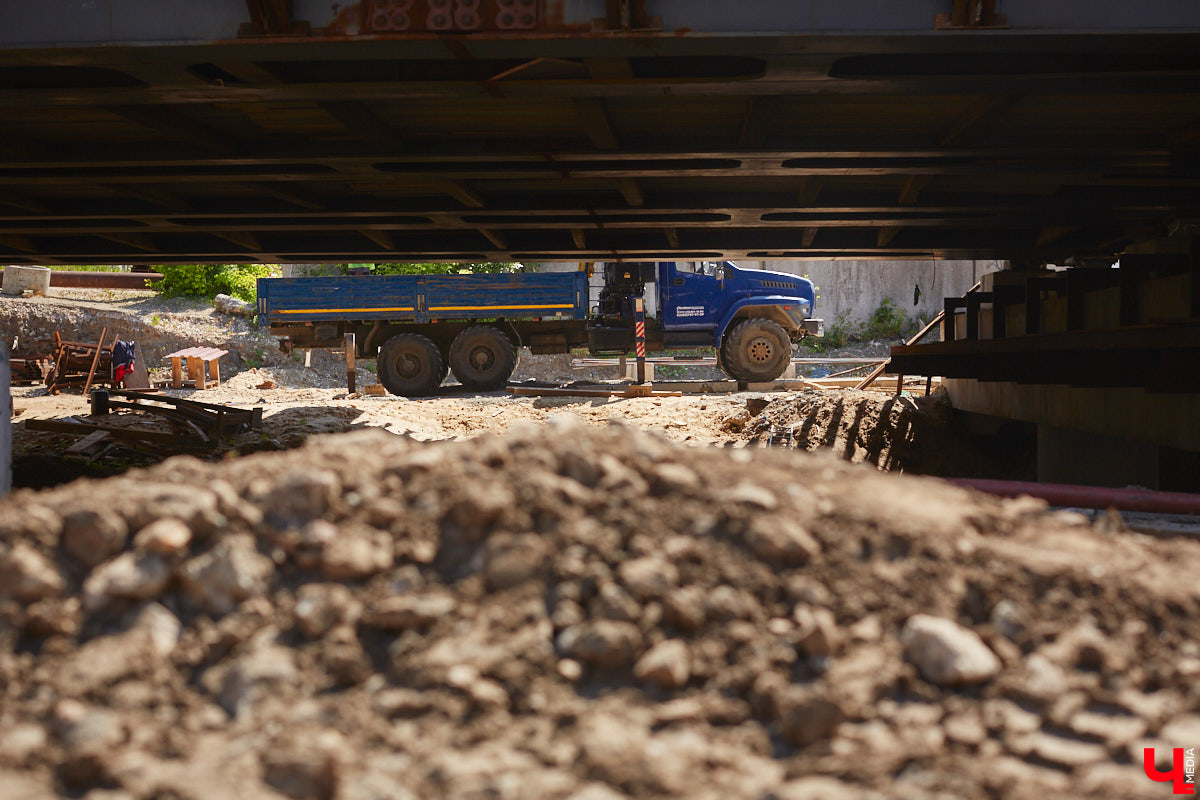 Рпенский проезд — самый масштабный дорожный проект в городе — постепенно обретает законченные черты. На некоторых участках уже уложен асфальт, но дел еще много. Все еще не удается договориться с хозяевами последнего дома, который мешает большой стройке и буквально разделяет магистраль на две части.