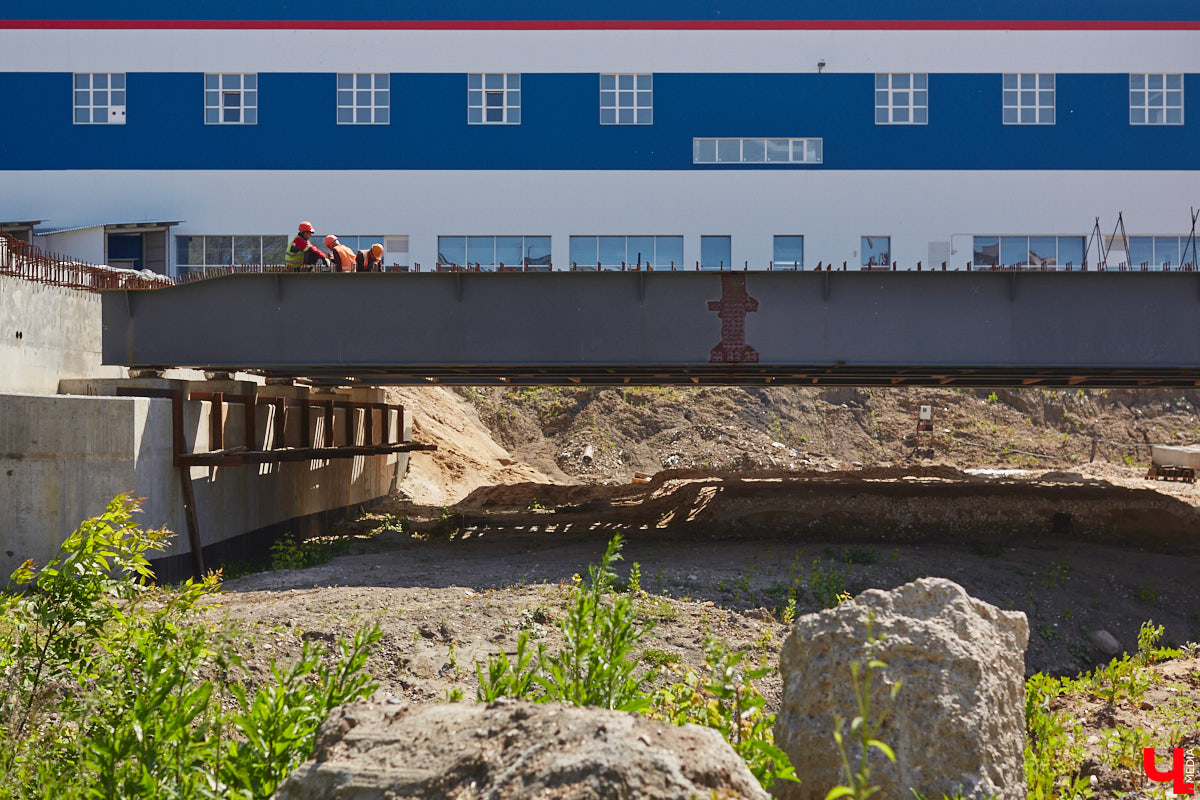 Рпенский проезд — самый масштабный дорожный проект в городе — постепенно обретает законченные черты. На некоторых участках уже уложен асфальт, но дел еще много. Все еще не удается договориться с хозяевами последнего дома, который мешает большой стройке и буквально разделяет магистраль на две части.