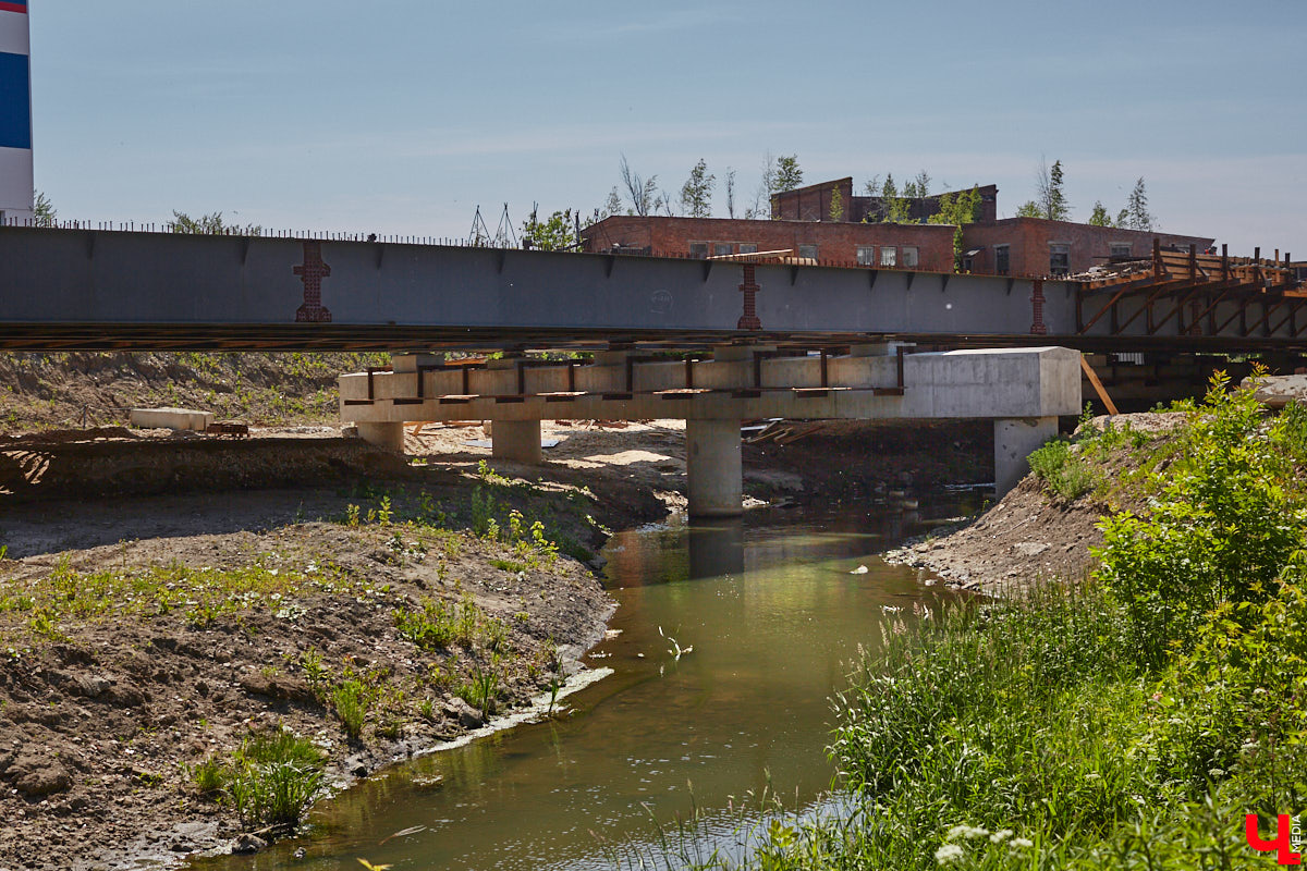 Рпенский проезд — самый масштабный дорожный проект в городе — постепенно обретает законченные черты. На некоторых участках уже уложен асфальт, но дел еще много. Все еще не удается договориться с хозяевами последнего дома, который мешает большой стройке и буквально разделяет магистраль на две части.