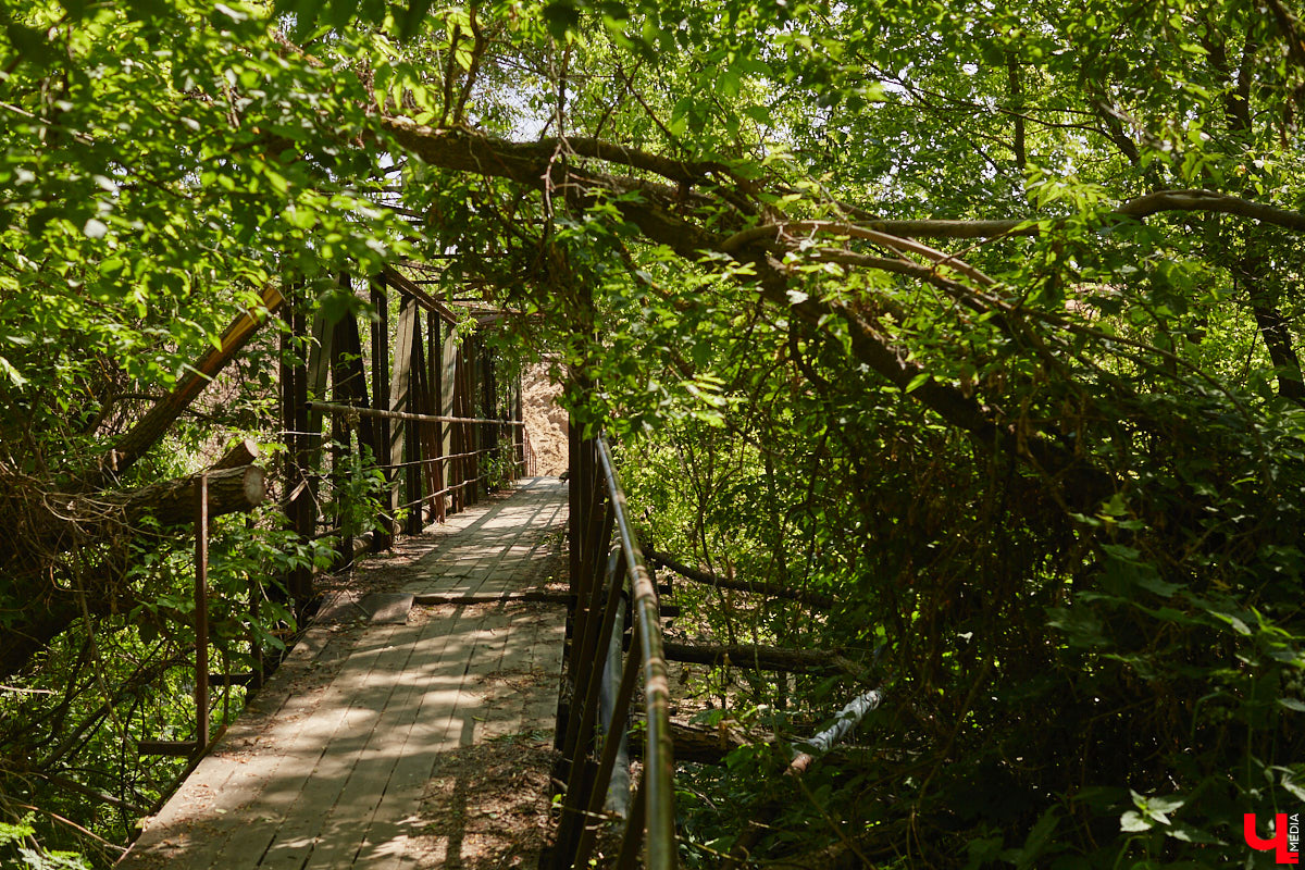 Рпенский проезд — самый масштабный дорожный проект в городе — постепенно обретает законченные черты. На некоторых участках уже уложен асфальт, но дел еще много. Все еще не удается договориться с хозяевами последнего дома, который мешает большой стройке и буквально разделяет магистраль на две части.