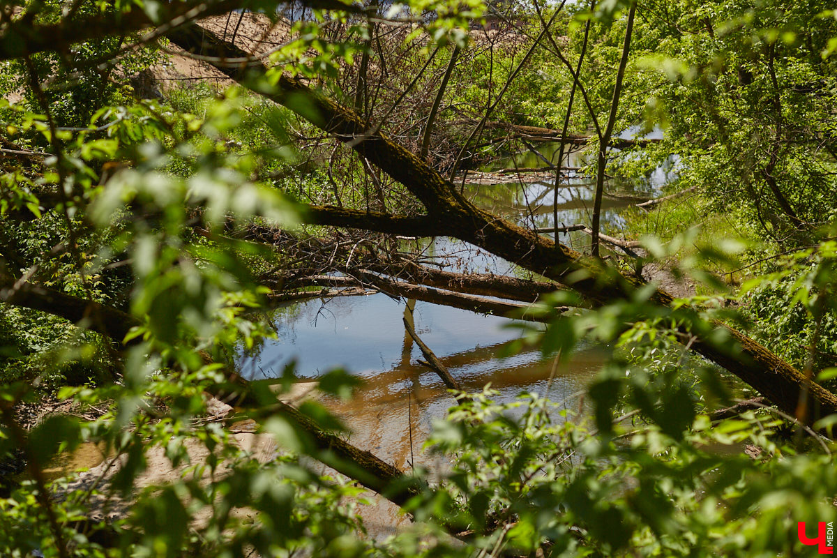 Рпенский проезд — самый масштабный дорожный проект в городе — постепенно обретает законченные черты. На некоторых участках уже уложен асфальт, но дел еще много. Все еще не удается договориться с хозяевами последнего дома, который мешает большой стройке и буквально разделяет магистраль на две части.