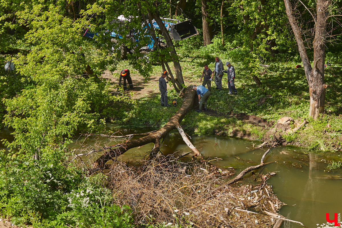 Рпенский проезд — самый масштабный дорожный проект в городе — постепенно обретает законченные черты. На некоторых участках уже уложен асфальт, но дел еще много. Все еще не удается договориться с хозяевами последнего дома, который мешает большой стройке и буквально разделяет магистраль на две части.