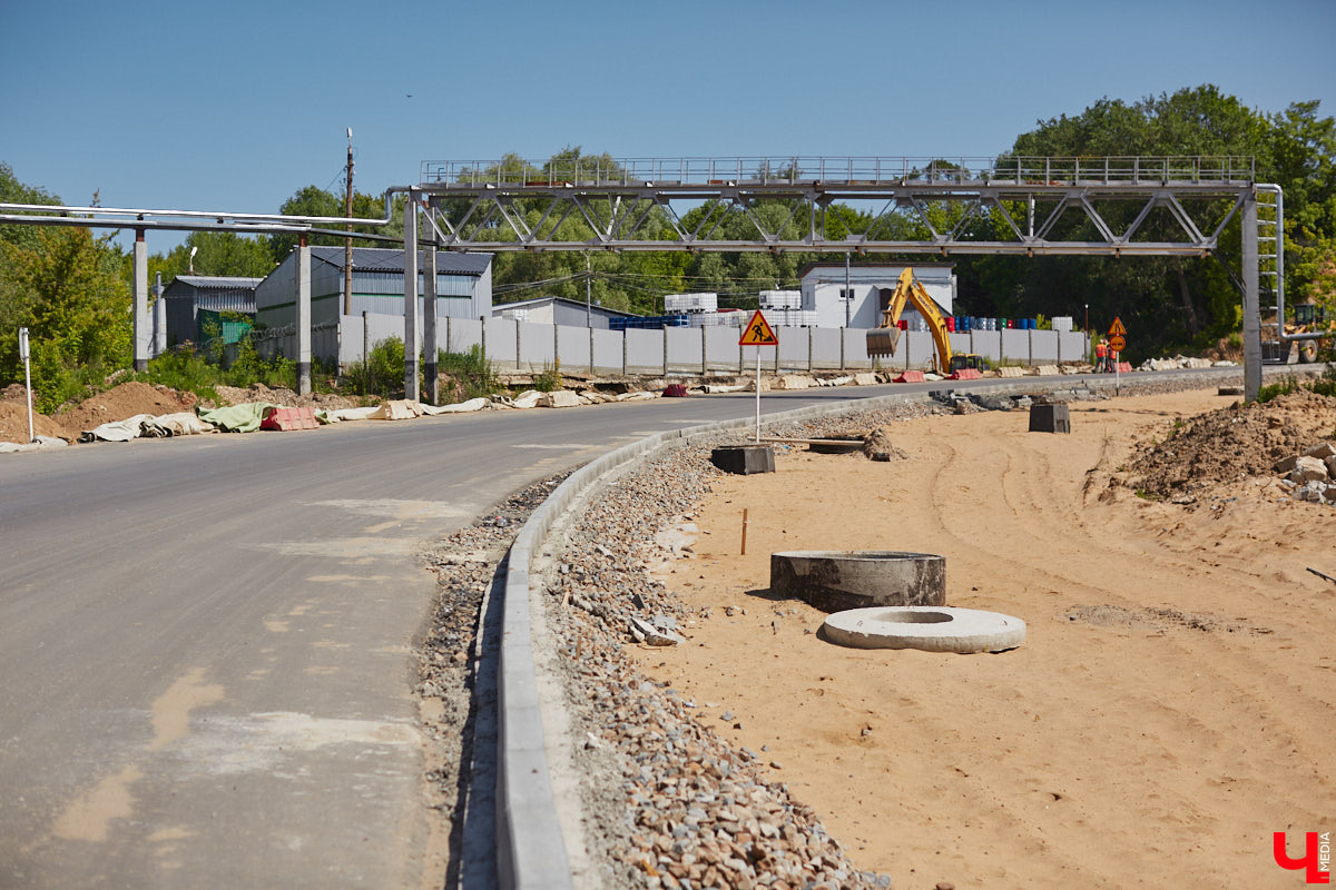 Рпенский проезд — самый масштабный дорожный проект в городе — постепенно обретает законченные черты. На некоторых участках уже уложен асфальт, но дел еще много. Все еще не удается договориться с хозяевами последнего дома, который мешает большой стройке и буквально разделяет магистраль на две части.