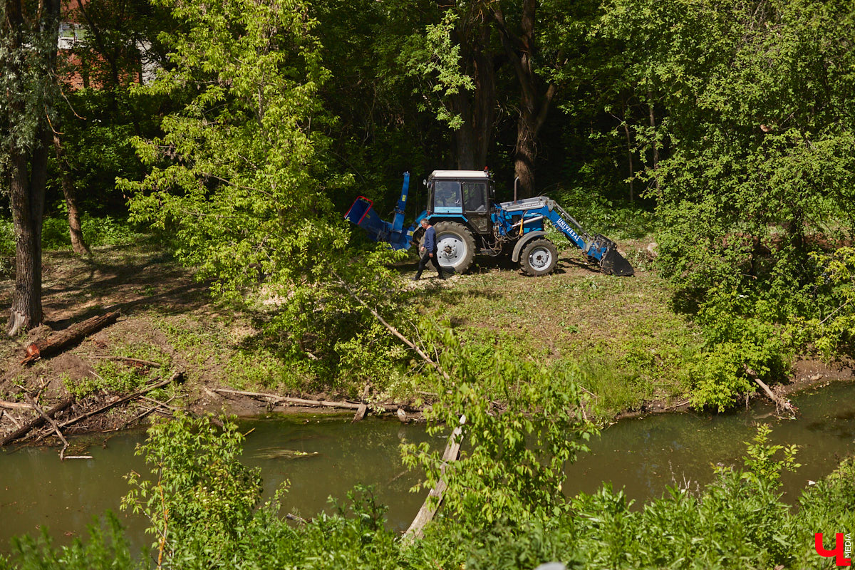 Рпенский проезд — самый масштабный дорожный проект в городе — постепенно обретает законченные черты. На некоторых участках уже уложен асфальт, но дел еще много. Все еще не удается договориться с хозяевами последнего дома, который мешает большой стройке и буквально разделяет магистраль на две части.