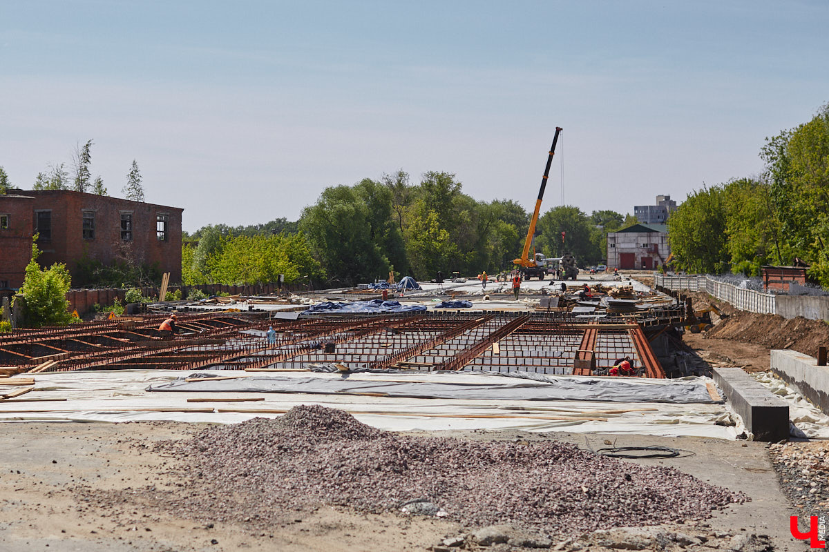 Рпенский проезд — самый масштабный дорожный проект в городе — постепенно обретает законченные черты. На некоторых участках уже уложен асфальт, но дел еще много. Все еще не удается договориться с хозяевами последнего дома, который мешает большой стройке и буквально разделяет магистраль на две части.