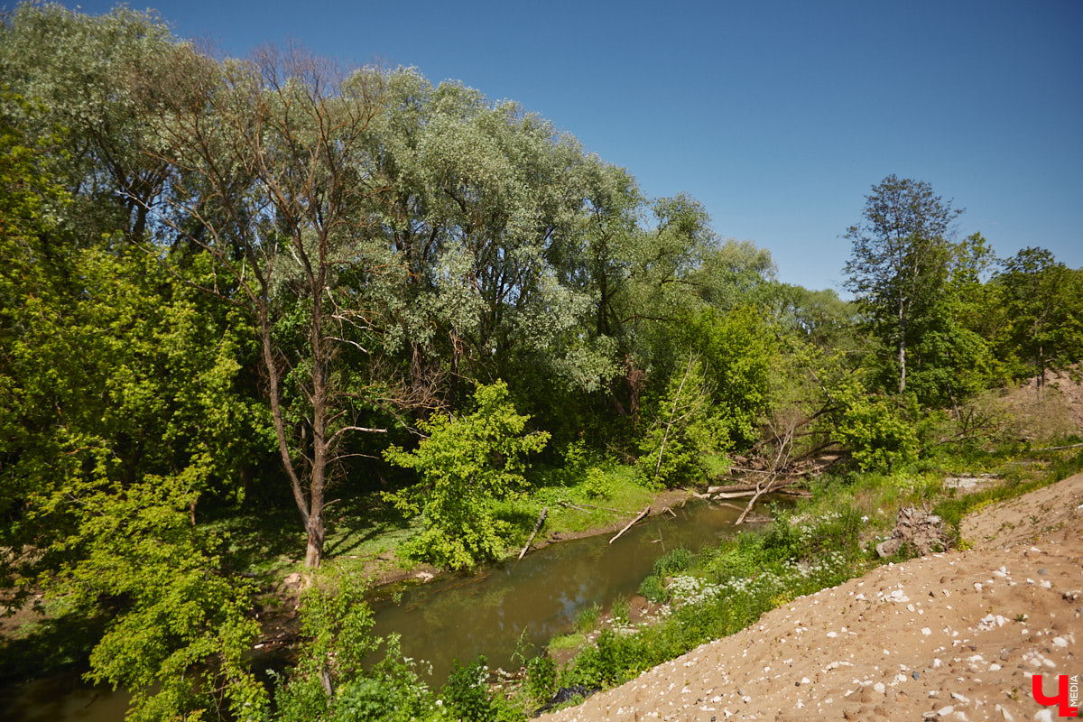 Рпенский проезд — самый масштабный дорожный проект в городе — постепенно обретает законченные черты. На некоторых участках уже уложен асфальт, но дел еще много. Все еще не удается договориться с хозяевами последнего дома, который мешает большой стройке и буквально разделяет магистраль на две части.
