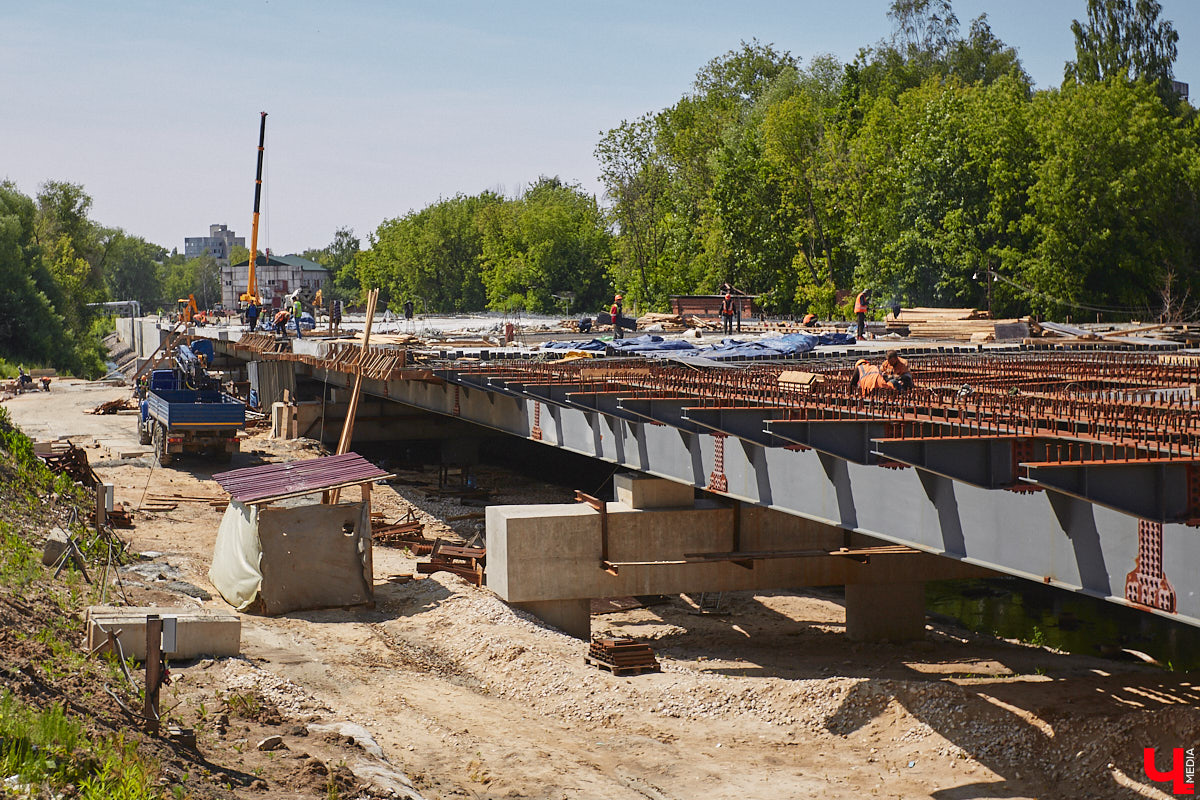 Рпенский проезд — самый масштабный дорожный проект в городе — постепенно обретает законченные черты. На некоторых участках уже уложен асфальт, но дел еще много. Все еще не удается договориться с хозяевами последнего дома, который мешает большой стройке и буквально разделяет магистраль на две части.